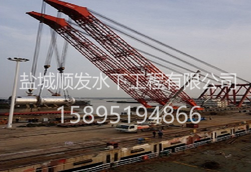 2014年“秦航工1”成功吊装大型反应器.jpg